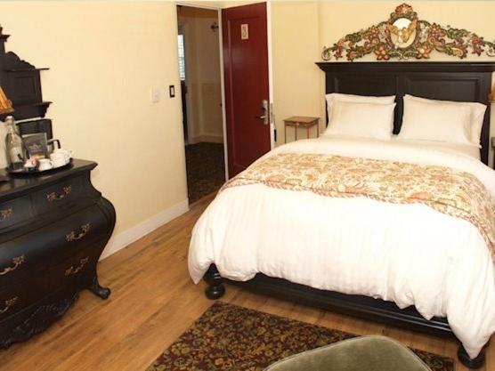Standard Queen Room interior